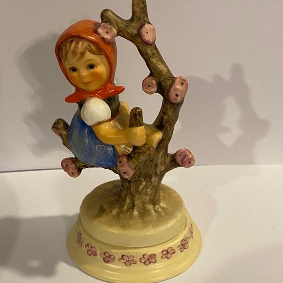 Charming blossom fest Figurine with Red and Blue Accents - Picture 1 of 3